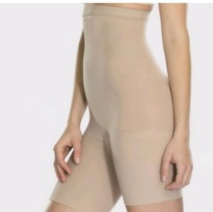 Assets by Spanx, Shaping High-Waist Short LG